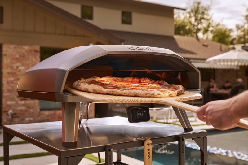 COURTOIS Cheminées est partenaire d'OONI - Le spécialiste du four à pizza portatif multi combustible